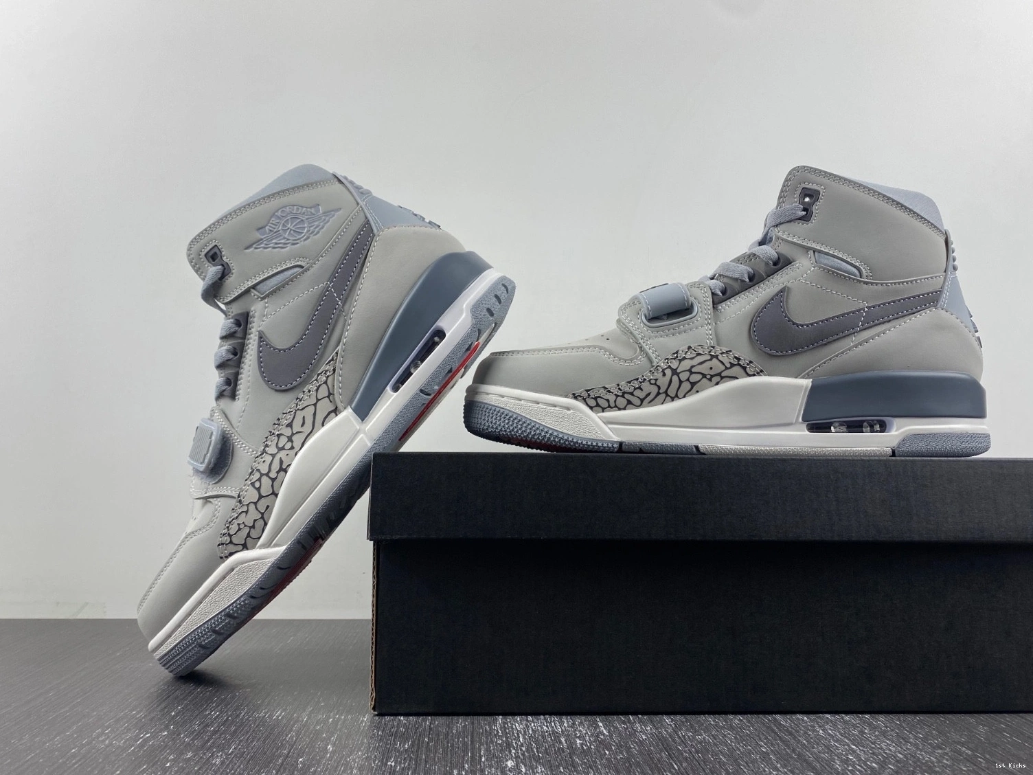 AV3922-002 - Jordan Legacy Grey Men's Wolf 312 1113